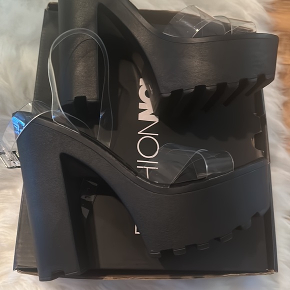 Clear High Heels - Picture 3 of 5